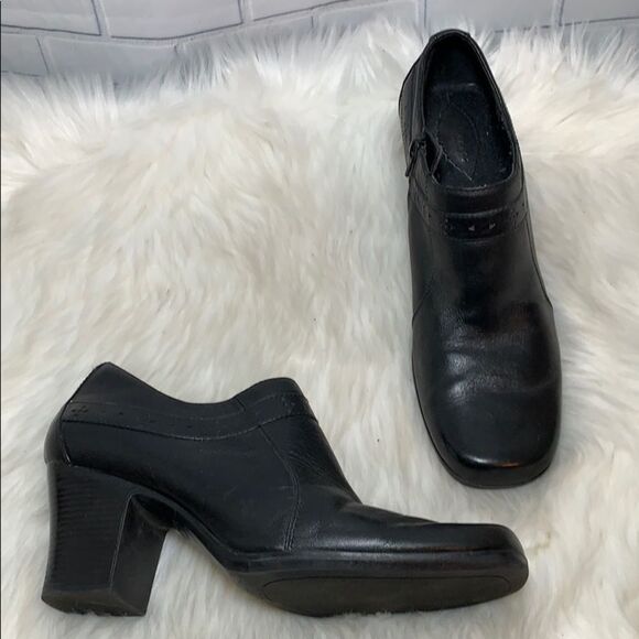 Clarks Tempe Black Leather Side Zip Booties Size 9 - Picture 1 of 8
